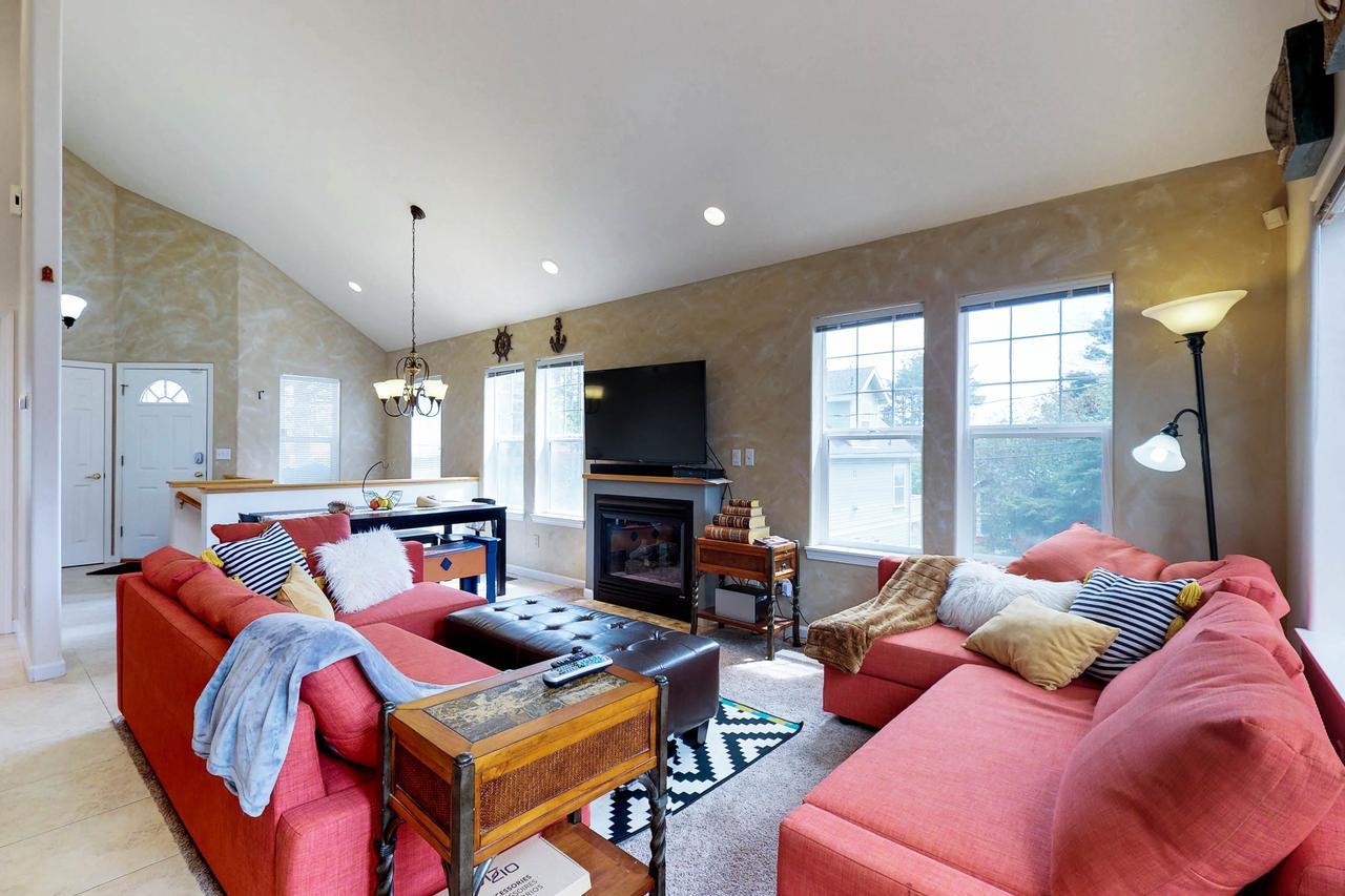 Beach House With A Park Lincoln City Exterior foto