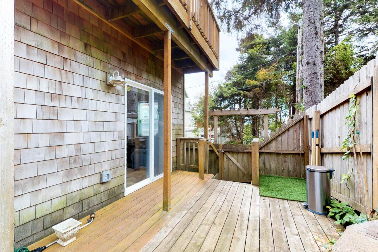 Beach House With A Park Lincoln City Exterior foto